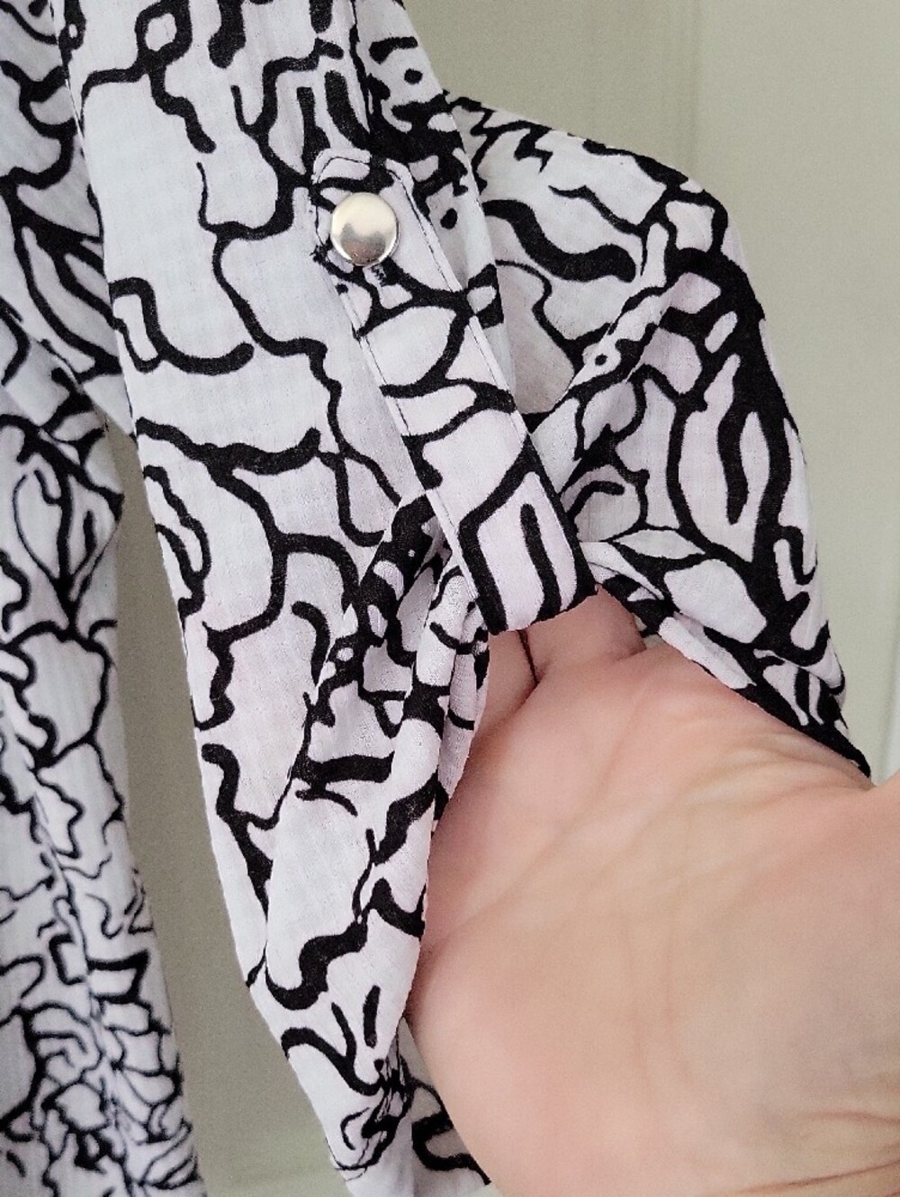 Black & White Floral V-Neck Women's Top - Picture 4 of 6